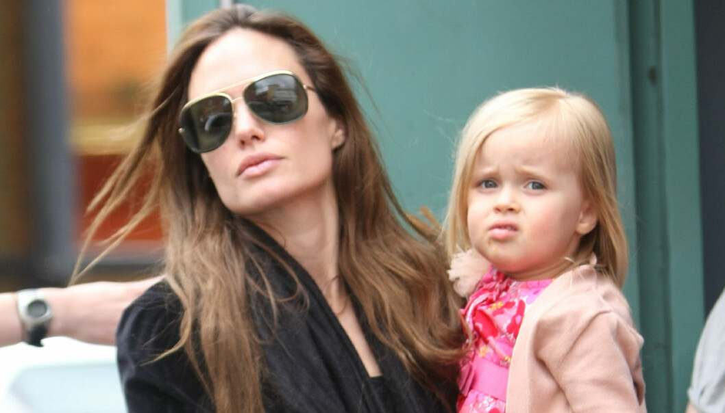 Angelina Jolie och dotter Vivienne ute på tur i London 2011.