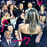 Dakota Johnson tittar på Angelina Jolie som ignorerar Jennifer Aniston uppe på scenen.