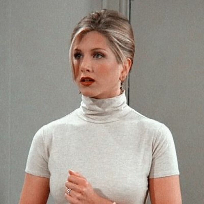 Rachel Green i T-shirt med turtleneck i beige