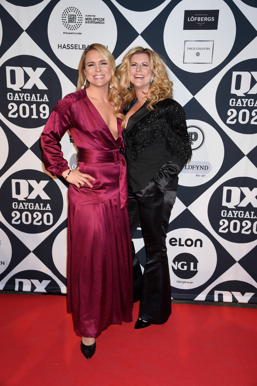 Anja Pärson tillsammans med hustrun Filippa Rådin. Anja Pärson och Filippa Rådin på röda mattan på QX-galan 2020