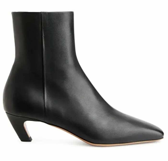 Ankle boots från Arken med låg klack.