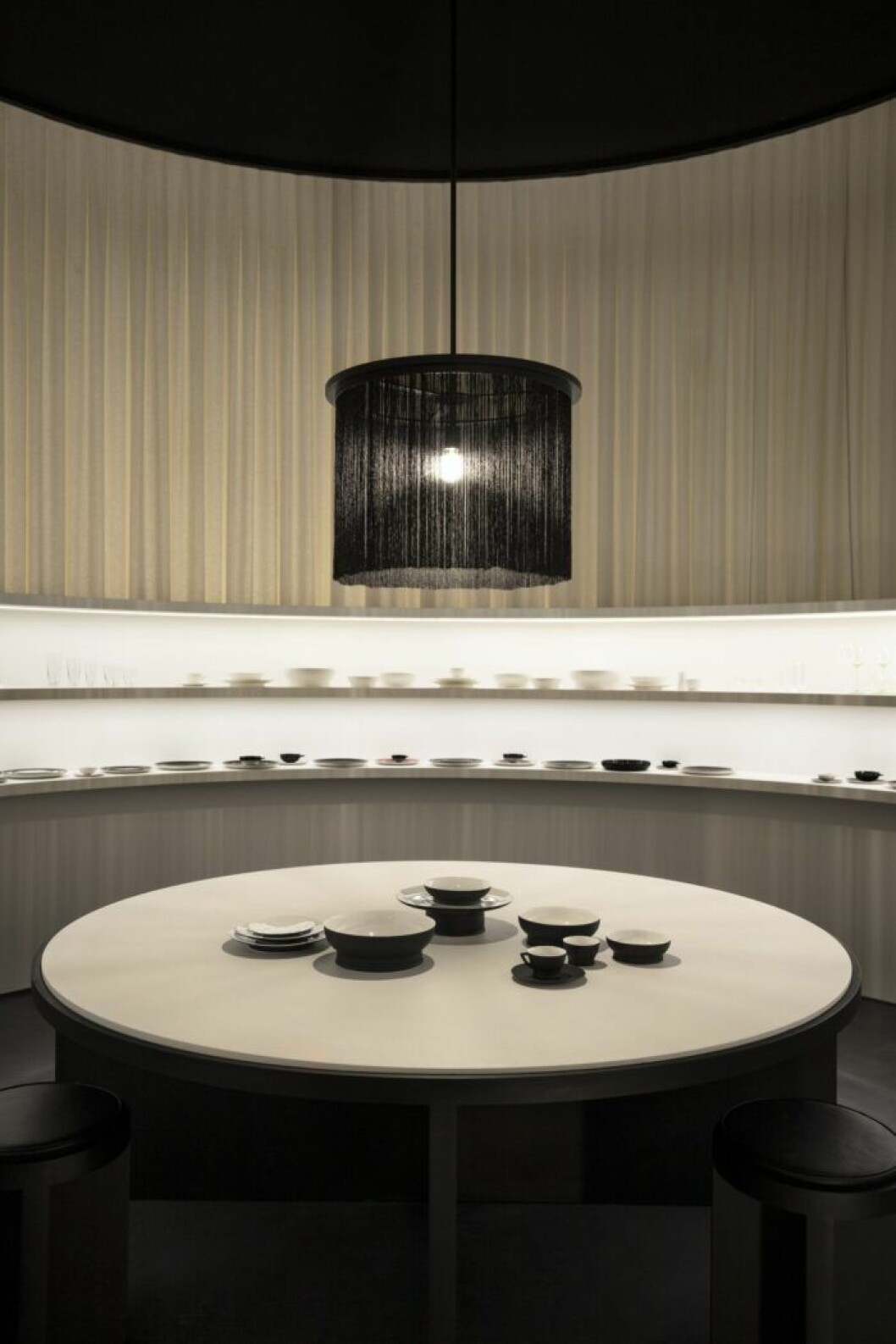 Kollektionerna för Serax presenterades i två cirkelrunda montrar med fransar på Maison & Objet i Paris. Ann Demeulemeester kollektion för Serax