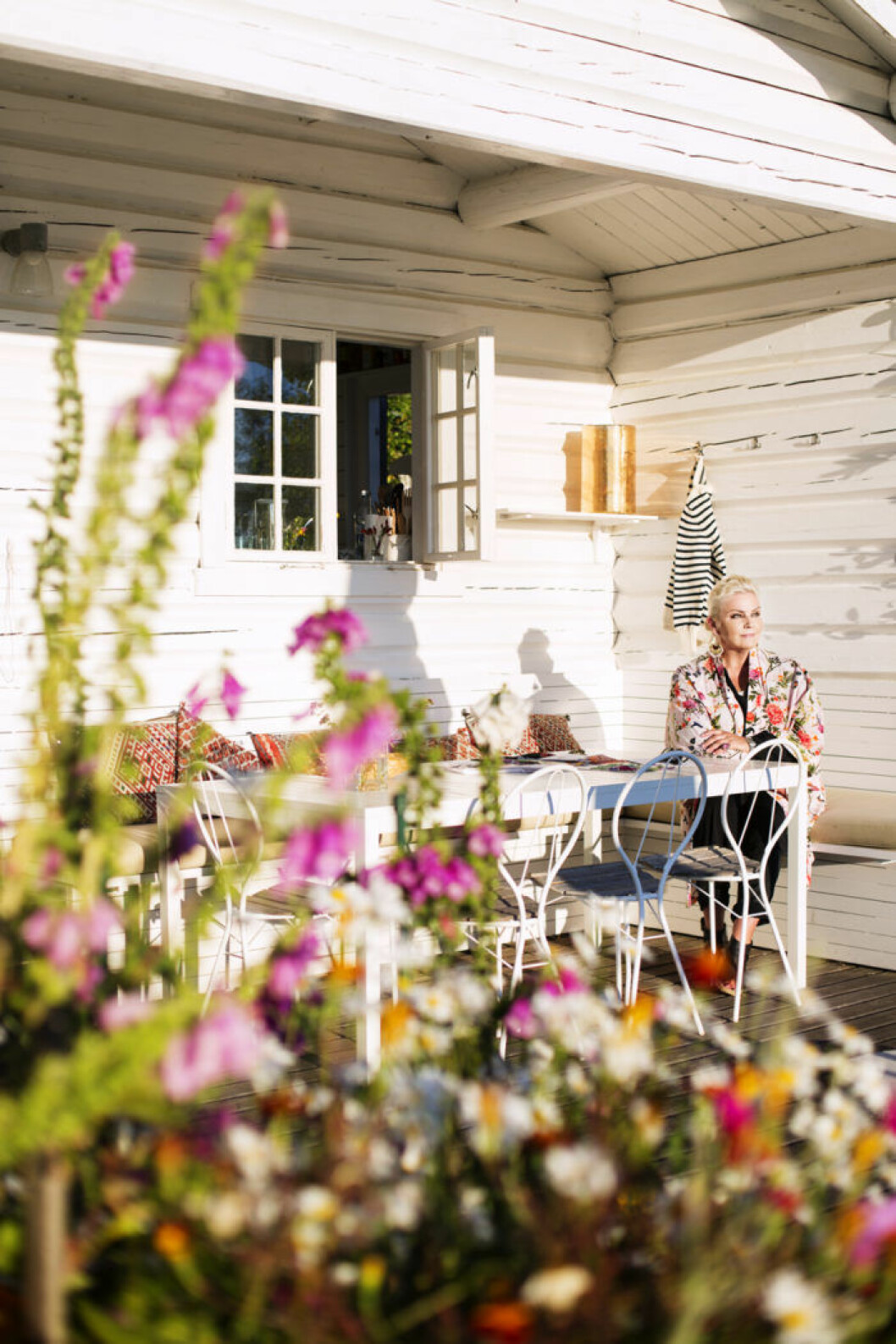 En av Annas absoluta favorithörnor bland alla de möjligheter som bjuds att slå sig ner på i olika delar av tomten. Stolar ritade av Tore Ahlsén för Gärsnäs står vid ett bord från Habitat. Parasoll från Glatz. På Annas udde kan man alltid hitta en solig plats.