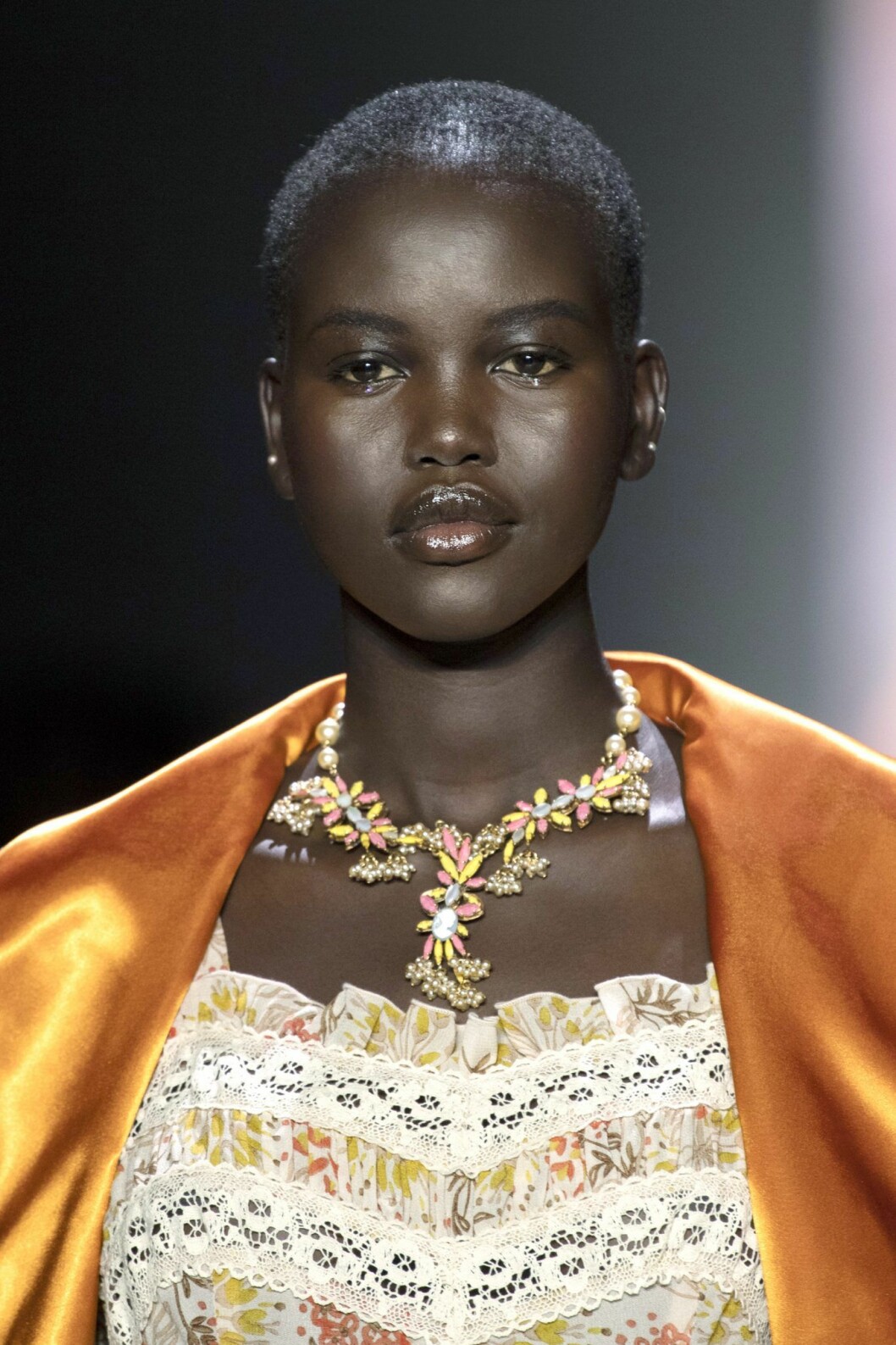 Adut på catwalken för Anna Sui SS 2020. Adut Akech