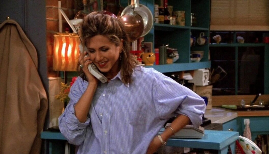 Rachel Green i blå randig skjorta i oversizemodell