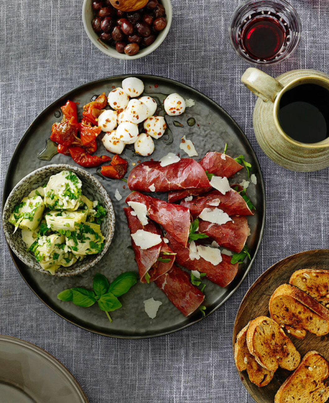 Antipasti med Lambrusco. Antipasti med Lambrusco.