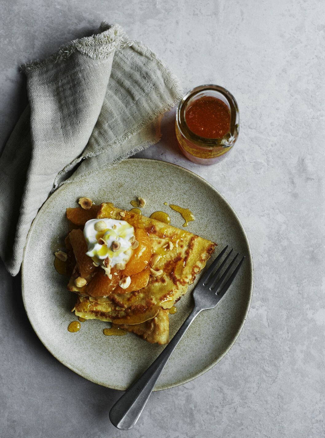 Apelsincrêpes med crème fraiche och sirap. Recept apelsinpannkakor