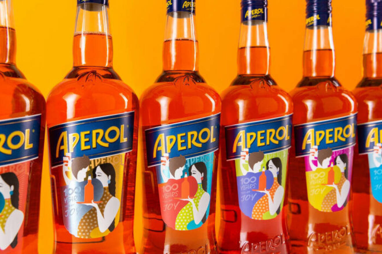 I samband med 100-årsjubileet har Aperol tagit fram limiterade etiketter till sina flaskor.