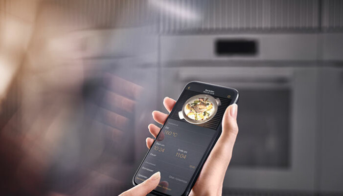Ett par extra ögon hjälper alla hemmakockar. Med <a target="_blank" href="https://www.miele.se/gen7000/ugn?section=overview&utm_source=Aller&utm_medium=Native&utm_campaign=Gen7000">Mieles app</a> har du full koll på maten.