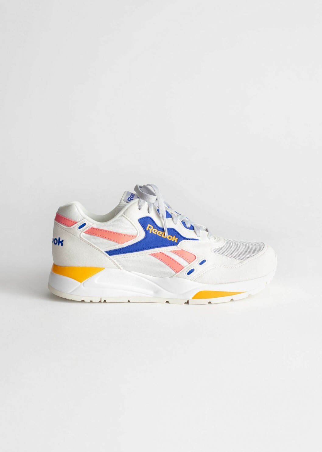 Vita sneakers med inslag av färg från Reebok.