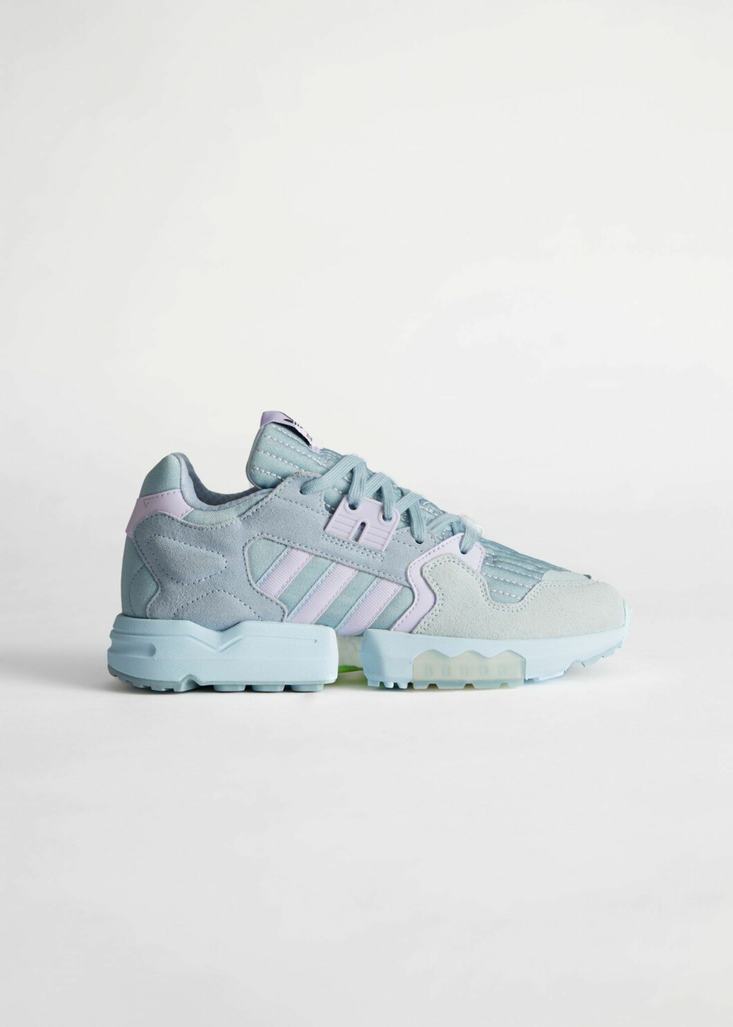 Blå sneakers med lavendel-lila detaljer från Adidas.