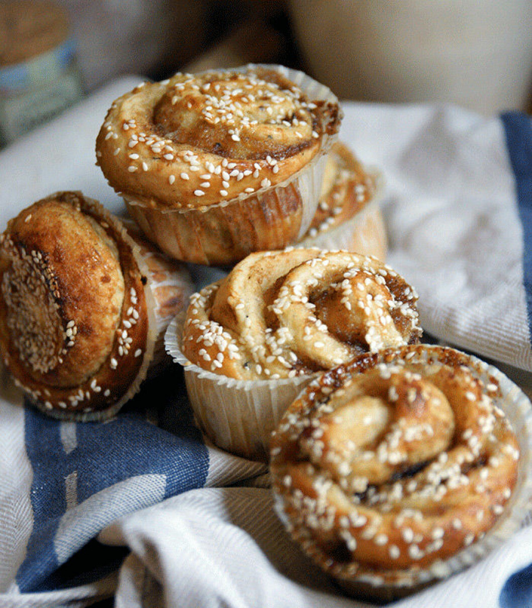 Äppel- och sesambullar. Äppel- och sesambullar.