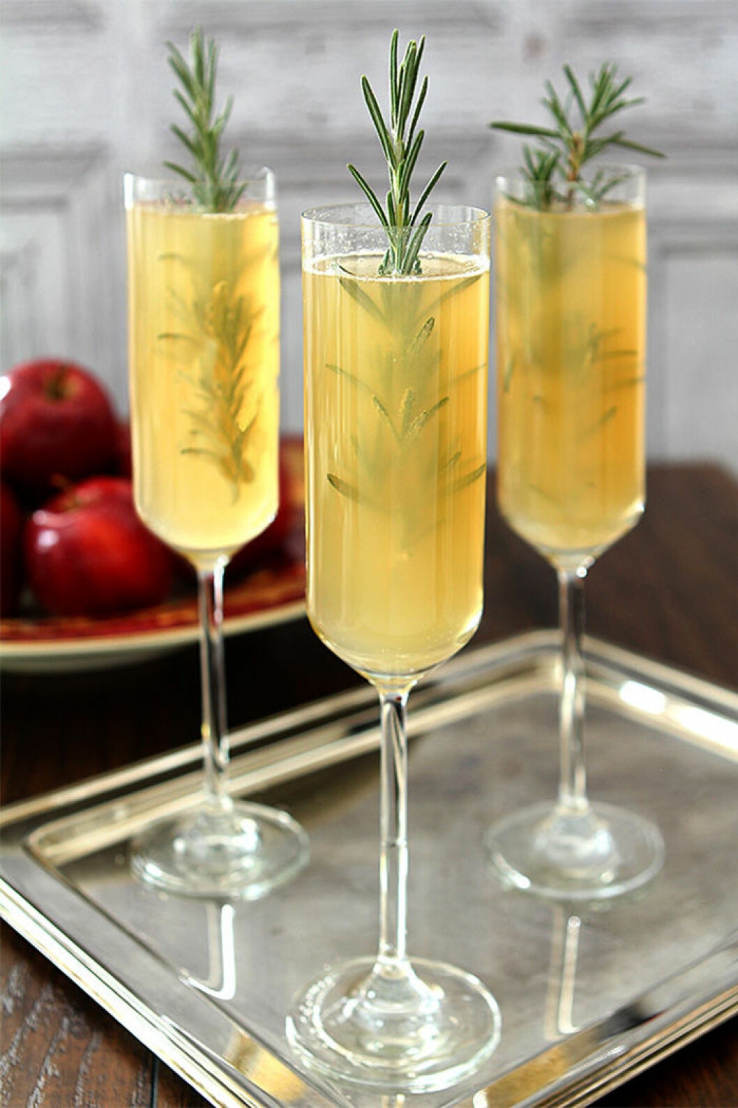 Apple Cider Bellini. Via: <a href="http://www.creative-culinary.com/apple-cider-bellini/" target="_blank" rel="noopener">Creative culinary</a> Apple Cider Bellini.
