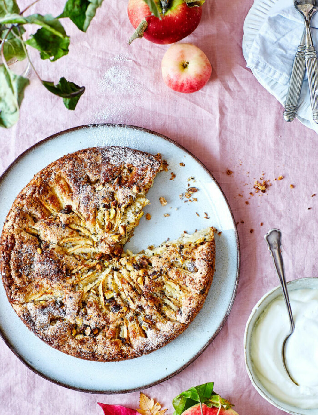 Höstig äppelkaka med kardemumma och mandel. Recept på äppelkaka med kardemumma och mandel