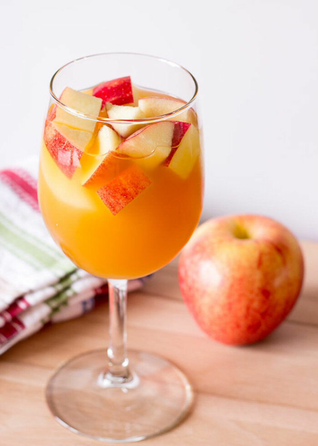 Sangria med smak av äpple och kola. Foto via: <a href="https://www.thewholesomedish.com/caramel-apple-sangria/" target="_blank" rel="noopener">The wholesome dish</a> Sangria med smak av äpple och kola.
