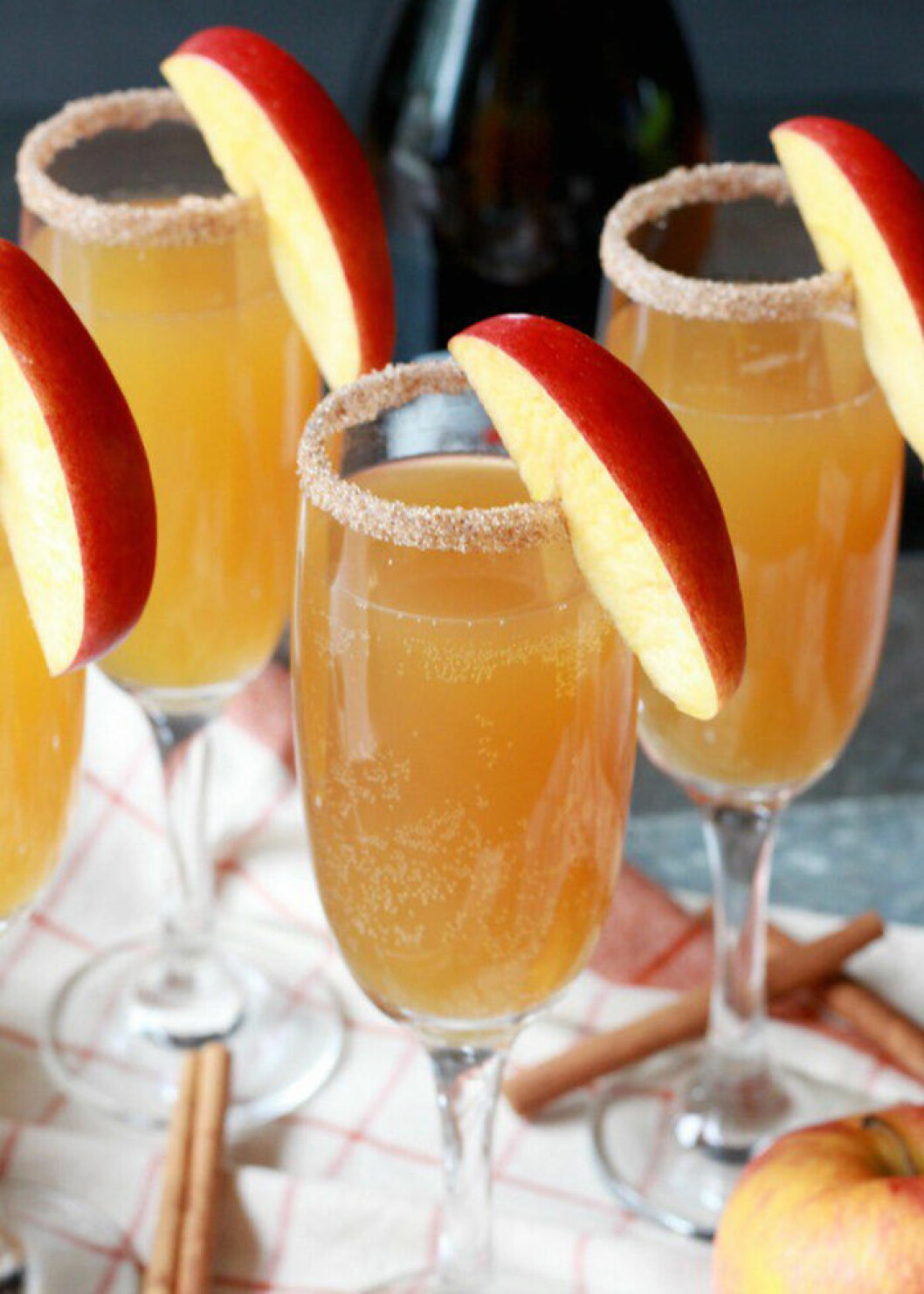 Mimosa med äpple. Foto och recept via: <a href="http://www.theluckypear.com/spiced-fall-mimosa/" target="_blank" rel="noopener">The Lucky Pear</a> Mimosa med äpple.