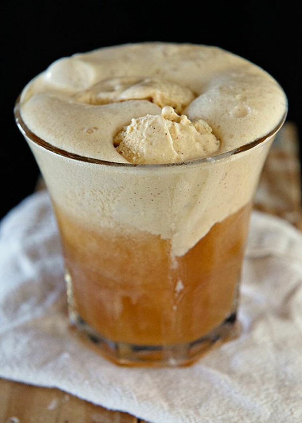 Foto och recept via: <a href="https://dineanddish.net/2014/10/hard-cider-pumpkin-float-recipe/" target="_blank" rel="noopener">Dine and dish</a> Drink med cider och glass.