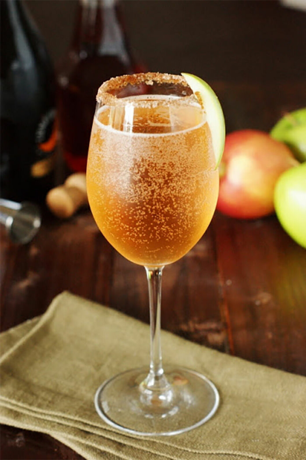 Sparkling Apple Pie Cocktail. Foto: <a href="http://www.thekitchenismyplayground.com/2015/09/sparkling-apple-pie-cocktail.html">thekitchenismyplayground</a> Sparkling Apple Pie Cocktail.
