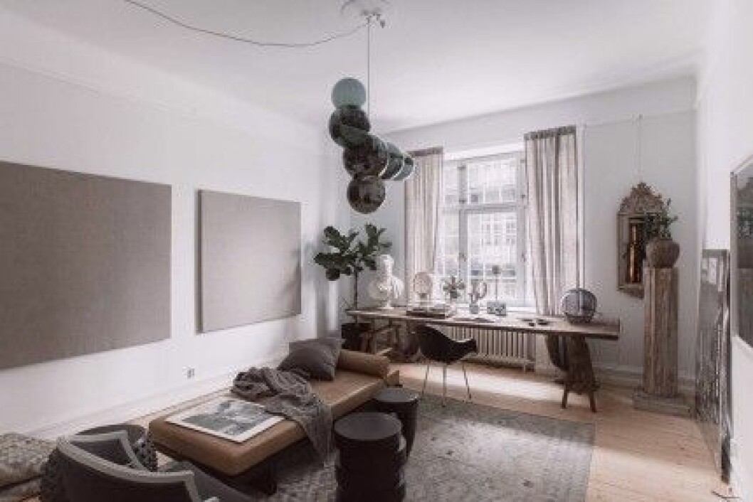 Bild från <a href="https://www.elle.se/decoration/veckans-dromhem-pa-hemnet-magnifik-vaning-med-alla-ratt/">”Veckans drömhem: Våningen med alla rätt”</a> Foto: <a href="http://hannessoderlund.se/" target="_blank">Hannes Söderlund</a> för <a href="http://alexanderwhite.se/" target="_blank">Alexander White</a> arbetsplats_skrivbord_dagbadd