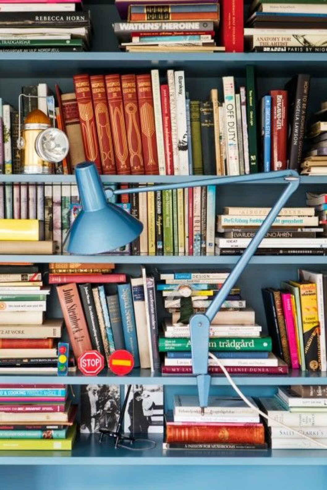Färgkänslan är intuitiv hos paret Nadia och Jan. Först målades bokhyllan i retroturkost och senare hittades den gamla kontorslampan i exakt samma kulör.
