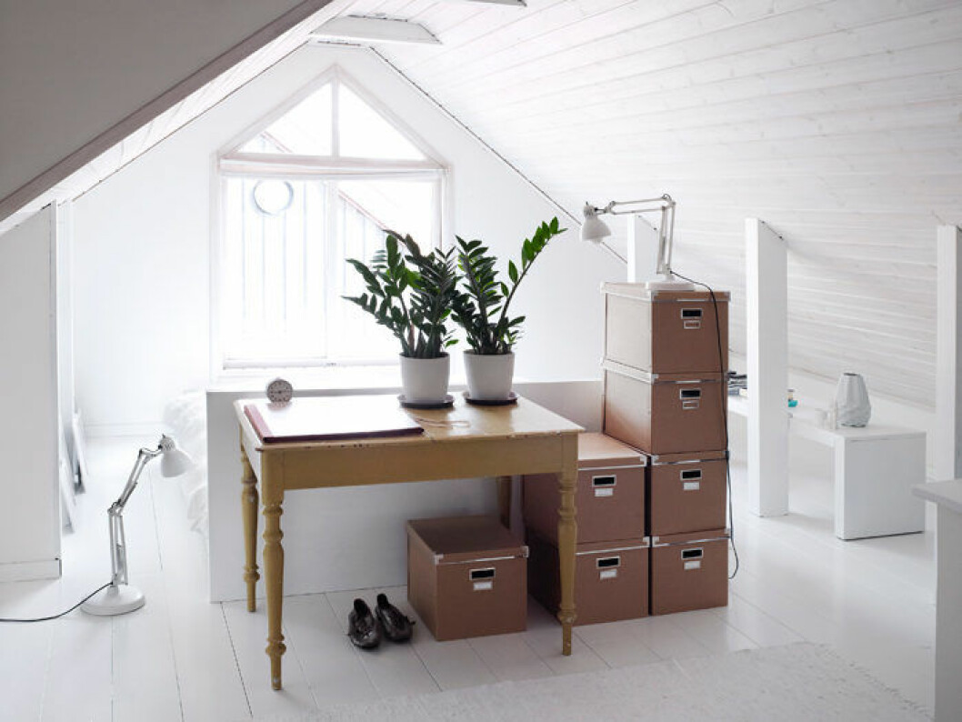 Styling: Eva Lindh, foto: Anna Kern arbetsrum-snygga-lådor-gammalt-skrivbord-foto-anna-kern