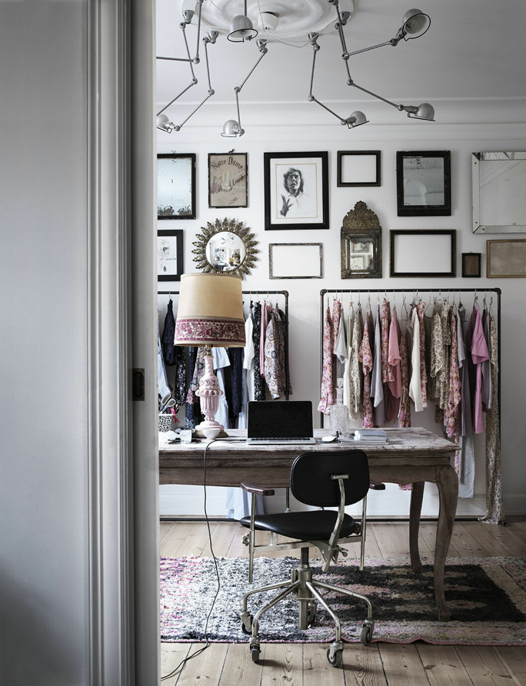 Foto: <a href="http://www.agentbauer.se/photographers/marcuslawett" target="_blank" rel="noopener">Marcus Lawett</a>, styling: Karolina Vertus. Syns i ”<a href="https://www.elle.se/decoration/drommig-inredningsmagi-i-kopenhamnsvaningen/">Drömmig inredning i magiska Köpenhamsvåningen</a>”. arbetsrum inspiration