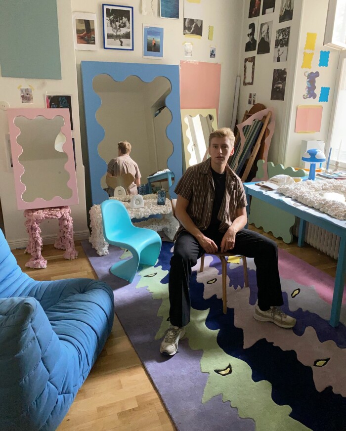 Gustaf Westman med spegeln Curve. ELLE Decoration Design Awards 2021 Årets blickfång går till Gustaf Westman