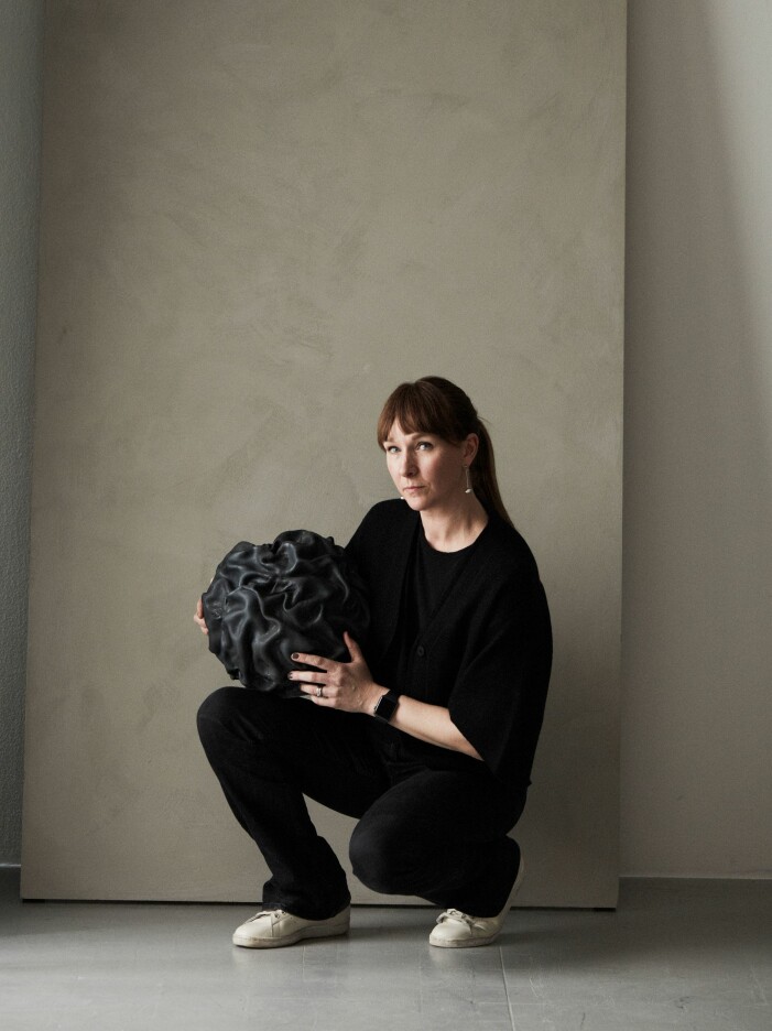 Sofia Tufvasson med sitt verk Drape. ELLE Deco Design Awards 2021 Årets inredningsaccessoar Drape av Sofia Tufvasson