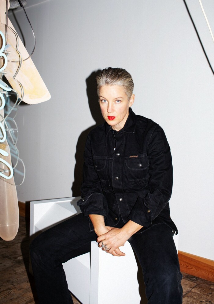 Åsa Jungnelius får ta emot priset Årets möbel i ELLE Deco Design Awards 2021. Åsa Jungnelius har gjort Årets möbel på ELLE Deco Design Awards 2021