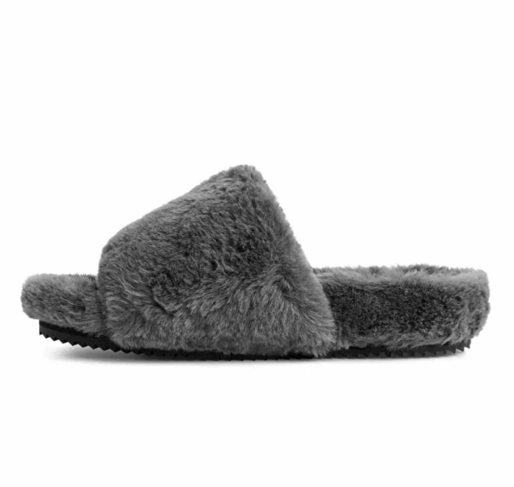 Fluffiga tofflor i grå faux fur från Arket.