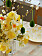 Påskbukett med gula påsliljor, kvistar och pappersägg