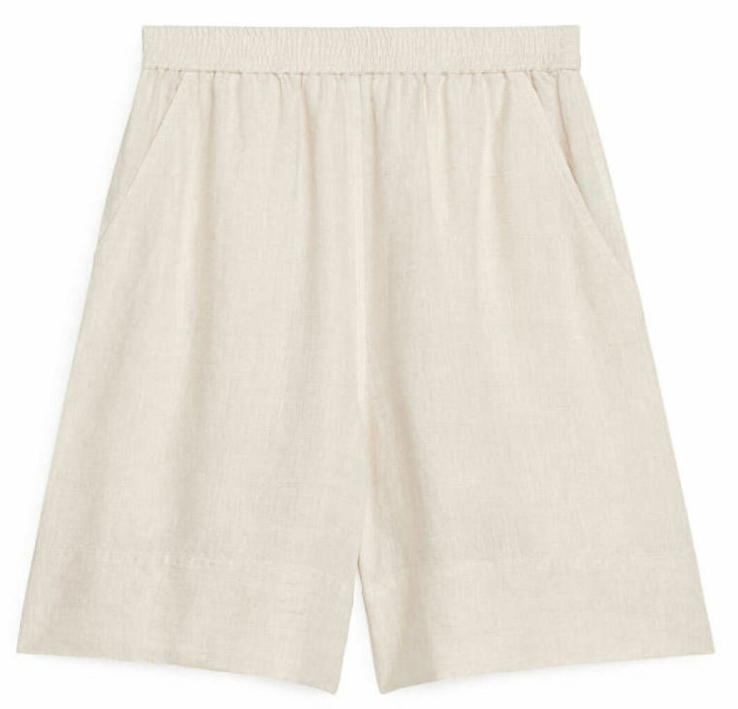 högmidjade shorts från arket i linne.