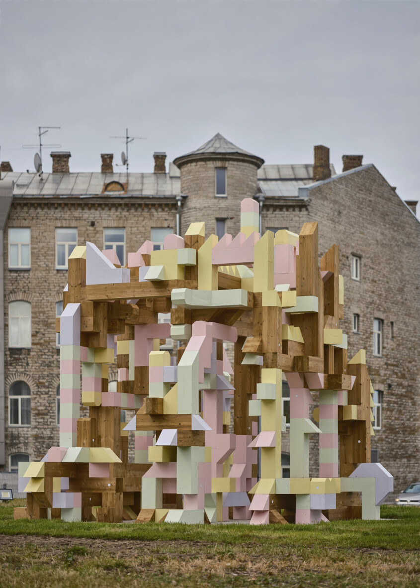 Installationen <span class=" italic" data-lab-italic_desktop="italic">Fungible, non-fungible</span> samskapades inför Tallinns sjätte arkitekturbiennal. Arkitektur i Tallin