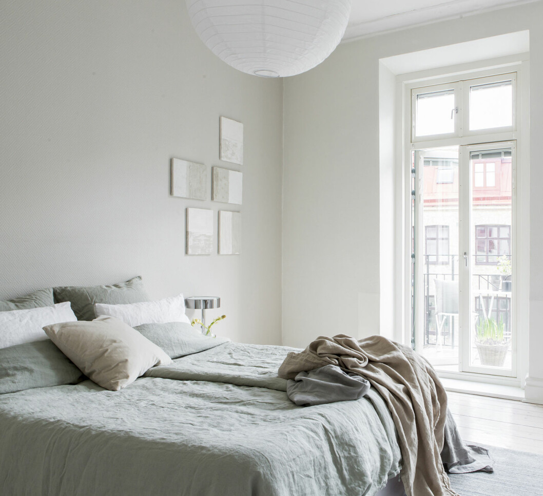 Foto: <a href="https://www.instagram.com/cimek/?hl=sv" target="_blank" rel="noopener">Cim Ek</a> Styling: <a href="https://www.instagram.com/sarahwidman/?hl=sv" target="_blank" rel="noopener">Sarah Widman</a> för <a href="https://www.instagram.com/alvhem/?hl=sv" target="_blank" rel="noopener">Alvhem</a>/mäklare: Sofia Vansvik Pastellfärgade linnelakan
