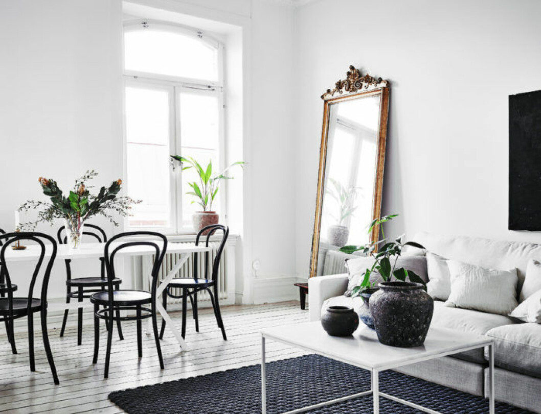Foto: Anders Bergstedt Styling: Anna Furbacken för <a href="https://www.instagram.com/entrancemakleri/" target="_blank" rel="noopener">Entrance mäkleri</a>/mäklare: Erika Bergholm En spegel i guld.