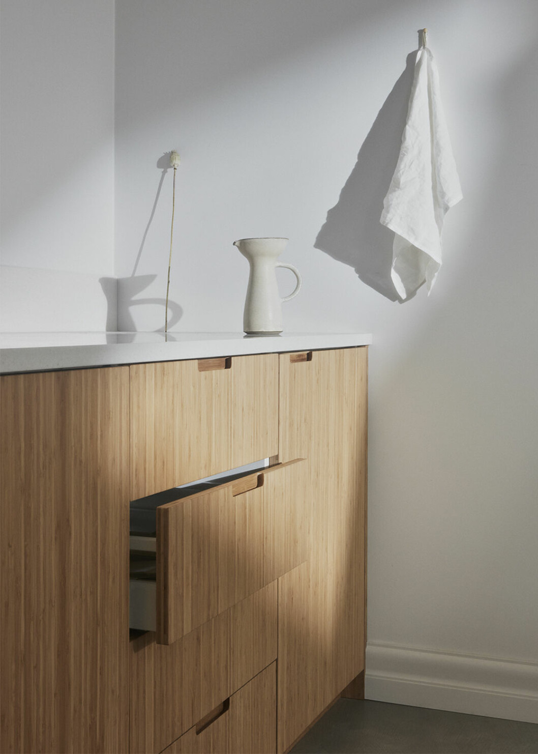 Luckorna finns i olika ytbehandlingar, från ljust till mörkt. Foto: Ask og Eng Ljusa bambuluckor till Ikea-kök från Ask og Eng