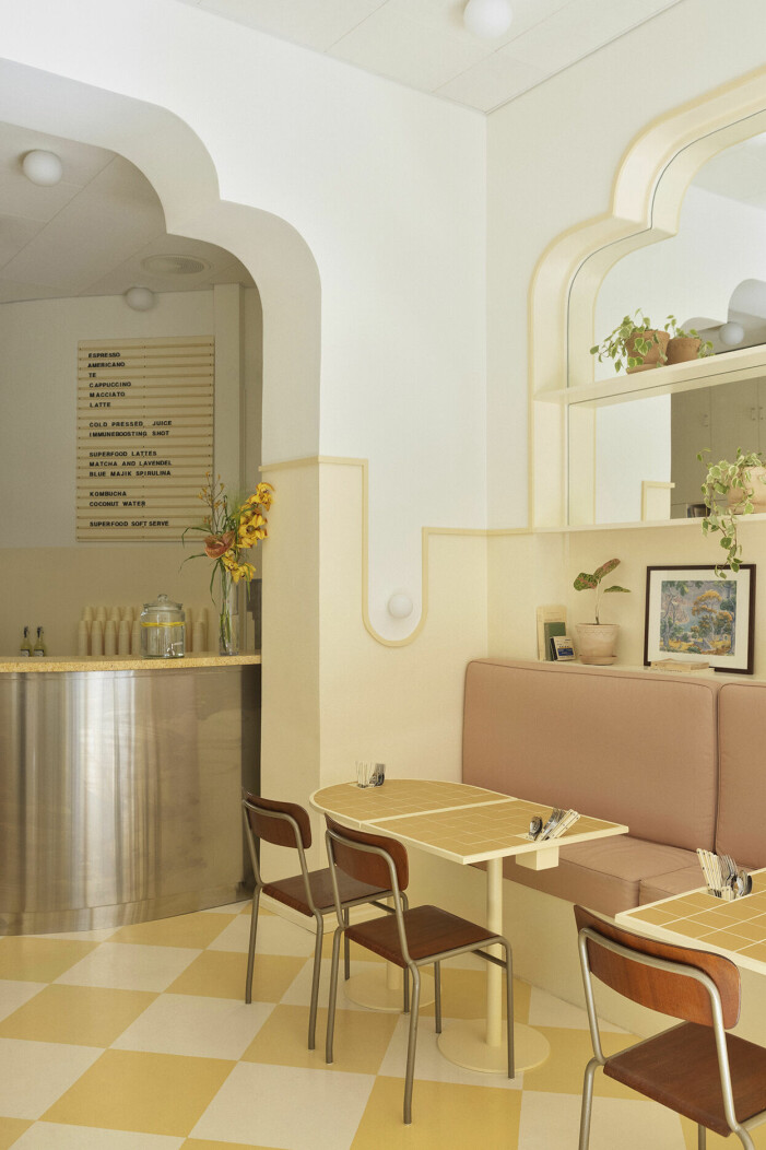 På kafé Banacado i Vasastan har Aska gjort det mesta, utmärker sig gör kaféborden. Den rutiga toppskivan är gjord av ockrafärgade kakelplattor. På kafé Banacado i Vasastan har Aska gjort det mesta, utmärker sig gör kaféborden med sina rutiga toppskivor.
