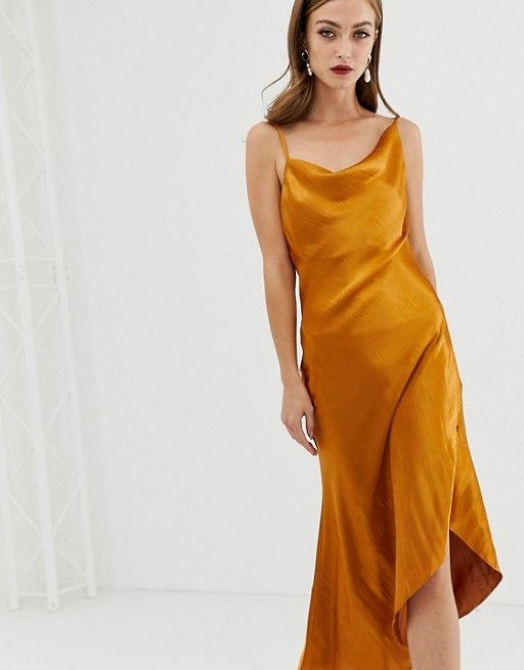 En bild på en satinklänning i nyansen caramel från Asos Design.