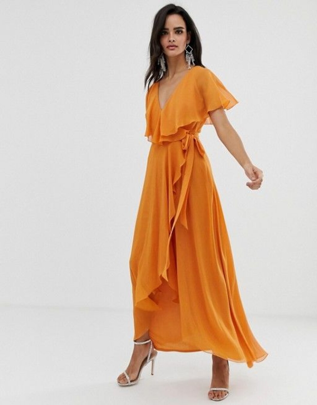 en bild på en orange maxiklänning med knytband från Asos Design.