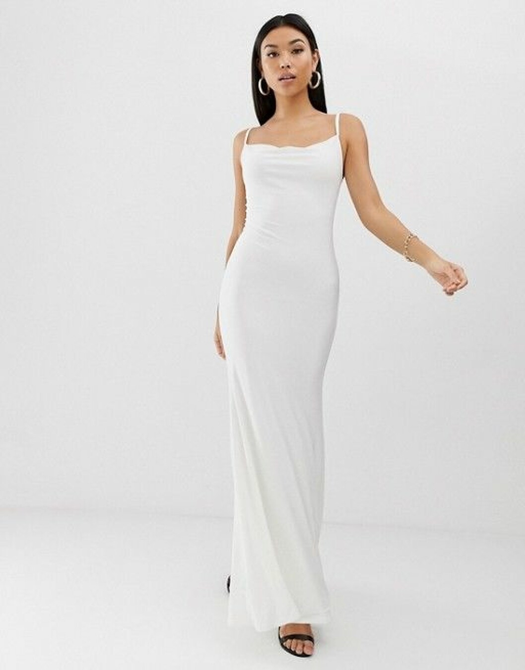En bild på en figurnära klänning med fishtail-kjol från Asos. 