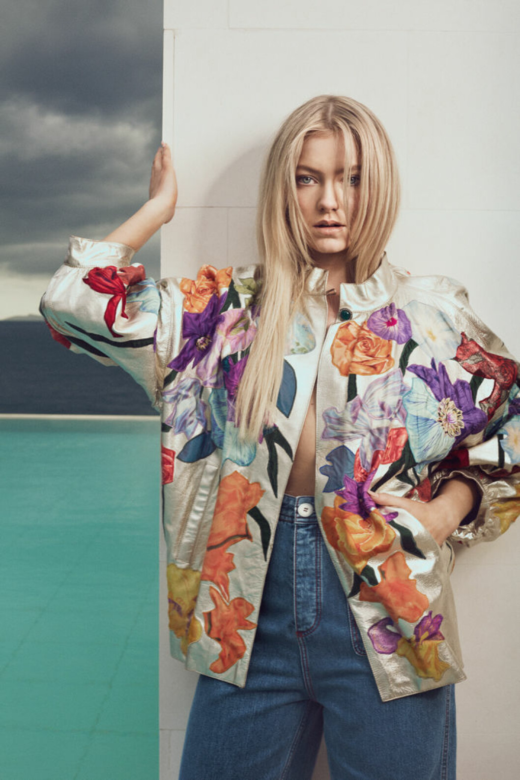 Astrid S säger att hon alltid bär sneakers, gärna med en utsvängd byxa som är hög i midjan. Astrid S säger att hon alltid bär sneakers