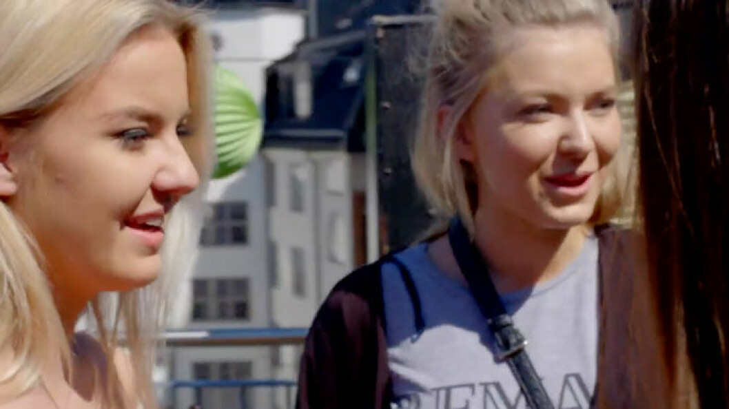 Astrid S (vänster) hade en liten statistroll i Skam, säsong 2. Astrid S i Skam
