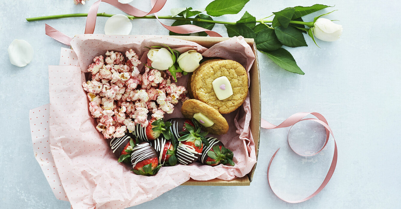 Presentask med cookies, chokladdoppade jordgubbar och hallonpopcorn
