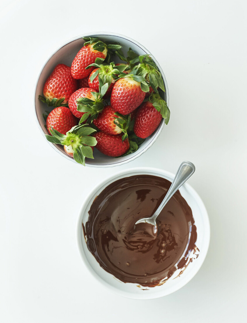 Steg 3 – hacka den mörka chokladen och smält över vattenbad eller i mikron