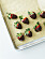 Steg 4 – doppa jordgubbarna i den smälta chokladen och låt stelna
