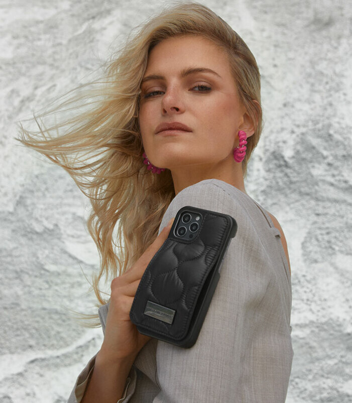 <a target="_blank" href="https://idealofsweden.com//p/atelier-case-iphone-13-pro-puffy-black?utm_source=online-magazine&utm_medium=macro-influ&utm_campaign=aw22_elle">Atelier Case Puffy Black</a>, IDEAL OF SWEDEN 499 kr. Atelier Case Puffy Black
