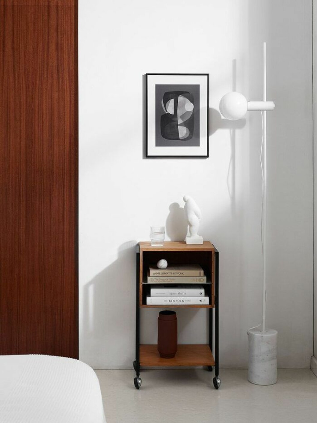 Foto: Atelier shop Vitt, brunt och svart är en klassisk färgskala för ett sovrum emd hotellkänsla