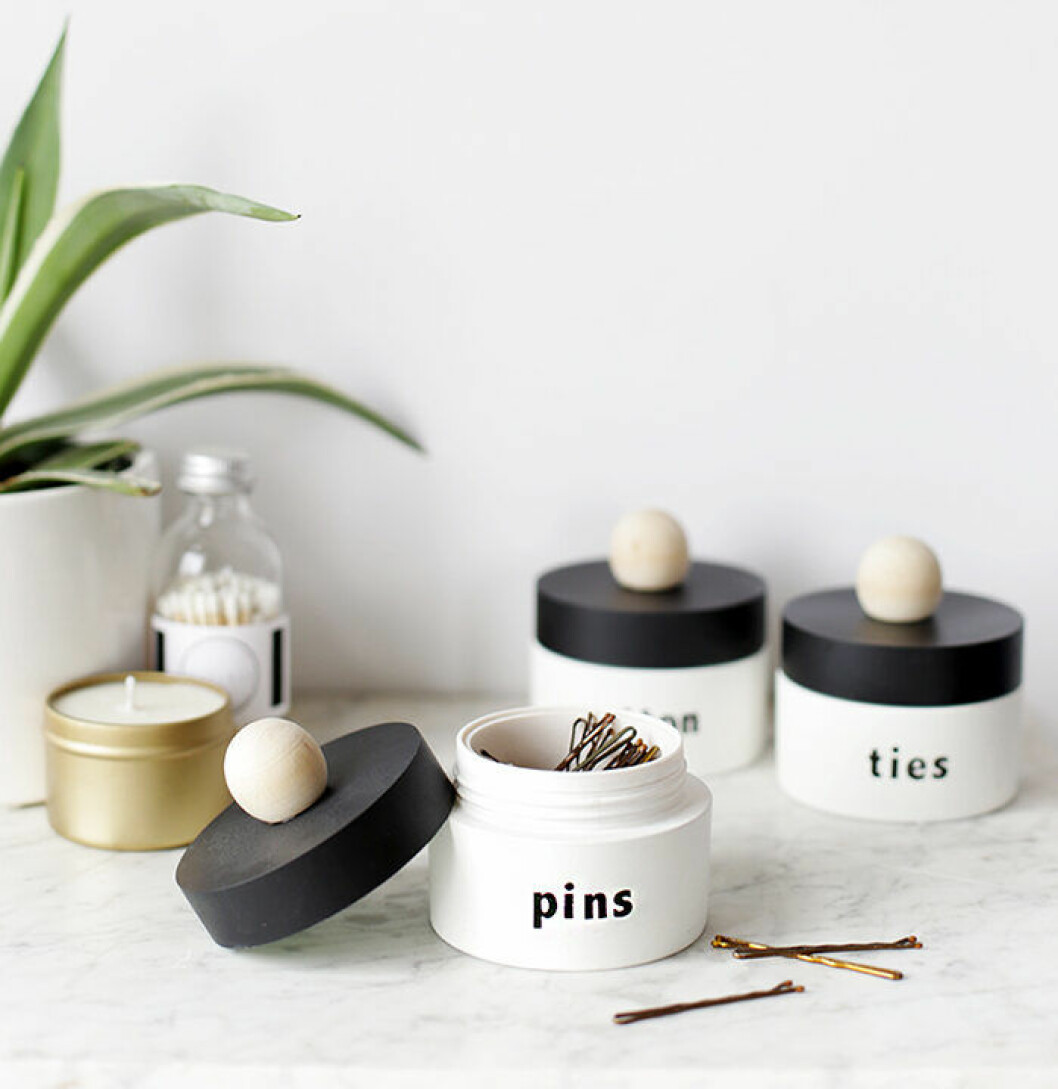 Återanvänd gamla burkar för att skapa snygg, unik förvaring. Foto: <a href="https://themerrythought.com/diy/diy-upcycled-storage-jars/" target="_blank" rel="noopener">The Merry Thought</a> Återanvänd gamla burkar för att skapa snygg, unik förvaring