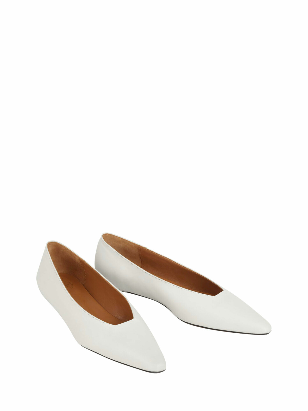 Vita skor från ATP Atelier. <a href="https://atpatelier.com/en/product/1666/treia-ice-white-ballerinas" target="_blank" rel="noopener">Köp skorna här!</a> Vita skor från ATP Atelier