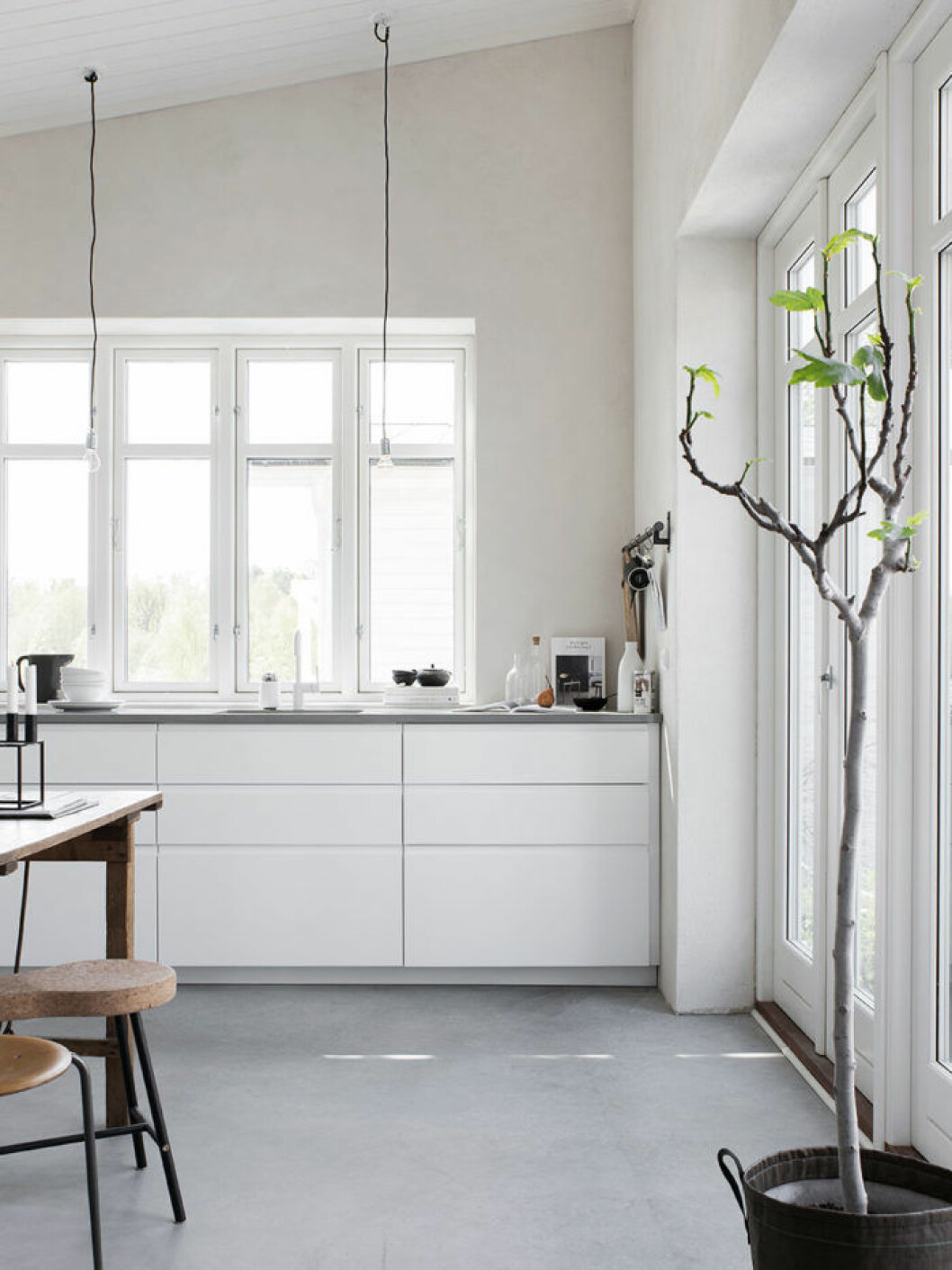 Köket är IKEAs Voxtorp med infällda grepplister för ett minimalistiskt uttryck.